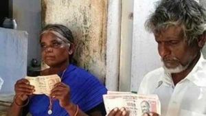 மாற்றுத்திறனாளி தம்பதிகளிடம் ரூ. 25,000 செல்லாத நோட்டுக்கள்... உதவிய கலெக்டர்!! 