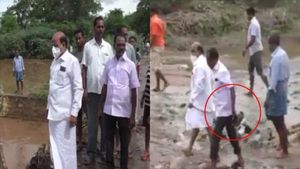 ஆம்பூரில் சர்ச்சை.. திமுக எம்எல்ஏ செருப்பை.. கையில் தூக்கி கொண்டு போன ஊராட்சி செயலாளர்.. பரபர வீடியோ