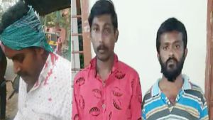  நகை கடைக்காரரை அரிவாளால் ஓங்கி வெட்டிய இந்து முன்னணியினர் 2 பேர் கைது.. கோவையில் பரபரப்பு
