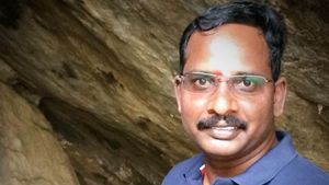 கொரோனா தாக்கிய  விருதாச்சலம் தாசில்தார் கவியரசு மரணம் -  பேஸ்புக் பதிவை பகிர்ந்து கண்ணீர் அஞ்சலி 