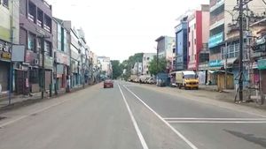 இன்று முழு ஊரடங்கு.. சேலம், மதுரையில் ஈ, காக்கா இல்லாமல் வெறிச்சோடி காணப்படும் சாலைகள் 