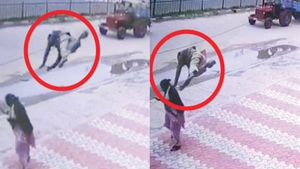நம்பவே முடியல.. ஆட்டோ டிரைவர் பறந்து சென்று, பெண் மீது விழுந்து.. பரபர சிசிடிவி காட்சி.. பெங்களூரில்