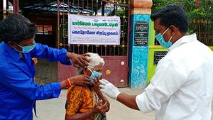சேலத்தில் வீடுகளுக்கே சென்று பொதுமக்களுக்கு கபசுரக் குடிநீர், முக கவசம் வழங்கிய மார்வெல் பவுண்டேஷன் 