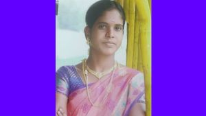 ஜன்னல் வழியாக எட்டி பார்த்தால்.. நித்யா செய்த காரியம்.. அதிர்ந்து போன திருப்பூர்!