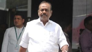 ஒத்த அறிவிப்பில் திண்டுக்கல் அதிமுகவே தலைகீழாக மாறிடுச்சே.. மீண்டும் தலைதூக்கிய 'நத்தம்' கோஷ்டி 