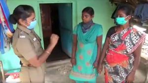 கிராமத்திலேயே முதல் முறை.. பிளஸ் 2 பாஸான பழங்குடியின மாணவி! நேரில் வாழ்த்திய டிஎஸ்பி.. நெகிழ்ச்சி 