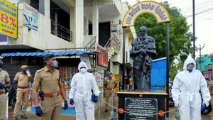பெரியார் சிலை மீது காவிச் சாயம் வீச்சு...கோவையில் பதட்டம்!! 