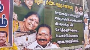 மதுரையை மீட்ட சுந்தரபாண்டியரே.. ஊறு வரும்னு தெரிந்தும் ஊருக்கு உழைத்தவரே வருக.. போஸ்டரில் அதகளம் 