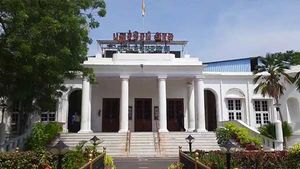 இந்தியாவில் முதல்முறை.. மொத்தமாக மரத்தடியில் நடக்கும் சட்டசபை கூட்டத்தொடர்.. புதுச்சேரியில் செம! 