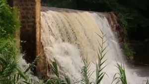 திருப்பூரில் வெளுத்த மழை.. நொய்யல் ஆற்றில் தெறி வெள்ளம்... மக்கள் ஹேப்பி.. வாகன ஓட்டிகளுக்கு கஷ்டம்!
