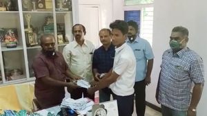 மாணவர்களுக்கு 500 முகக் கவசங்கள்.. முன்னாள் மாணவர்கள் அசத்தல்.. தேனி பள்ளியில் நெகிழ்ச்சி 