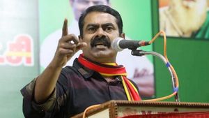 கோவையில் தந்தை பெரியார் சிலை மீது காவிச்சாயம்..   சீமான் கடும் கண்டனம் 