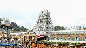 திருப்பதி ஏழுமலையான் கோவில் ஊழியர்கள் 50 பேருக்கு கொரேனா - பக்தர்கள் மீது கிருமிநாசினி தெளிப்பு 