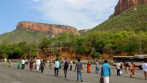 கொரோனா கிடுகிடு உயர்வு.. திருப்பதியில் 15 நாட்களுக்கு முழு ஊரடங்கு அறிவிப்பு 