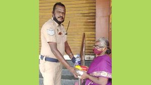  ஆதரறவற்ற பெண்ணுக்கு உதவிக்கரம் நீட்டிய திருச்சி போலீஸ்காரர்.. குவியும் வாழ்த்துக்கள்