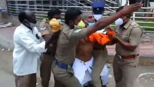  ஈரோட்டிலும் பெரியார் சிலை மீது காவிச் சாயம் வீச முயற்சி...ஒருவர் கைது!! 