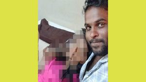 ரூம் போட்டோம்.. நெருக்கமா இருந்தோம்.. எல்லாம் போச்சு, ஏமாத்திட்டார்.. பேஷன் டிசைனர் பெண் புகார்