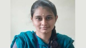 கரூர் விவசாயி மகள்...ஐஏஎஸ் கனவு...சாதித்த அபிநயா!! 