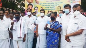 அமைச்சர் தங்கமணி மீது அதிருப்தி...? திமுகவில் இணைந்த அதிமுகவினர்... பரபரக்கும் நாமக்கல் அரசியல் 