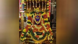 அழகர் கோவில் ஆடித்திருவிழா - தங்கக்குதிரை வாகனங்களில் எழுந்தருளிய கள்ளழகர் 
