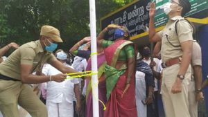 உரிமையை மீட்டெடுத்த ஆத்துப்பாக்கம் ஊராட்சி மன்ற தலைவி அமிர்தம்-ஆட்சியர் முன்பு தேசியக்கொடி ஏற்றினார்