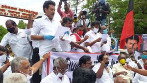 540 பேரில் 15 பேர் மட்டுமே தமிழர்கள்... என்ன நடக்கிறது ரயில்வேயில்... முற்றுகை நடத்திய அன்பில் மகேஷ்