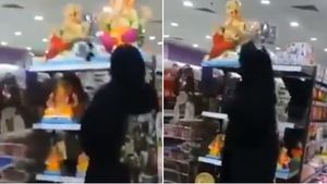 பஹ்ரைனில் கடையில்  விநாயகர் சிலையை உடைத்து வாக்குவாதம் செய்த பெண்.. ஷாக் வீடியோ