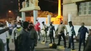 பெங்களூர் கலவரத்தின்போது.. இந்துக் கோவிலை காப்பாற்ற.. அரண் போல நின்ற இஸ்லாமியர்கள்! 