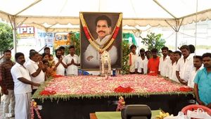 சசிகலா பிறந்த நாளை முன்னிட்டு.. தியாக தலைவி சின்னம்மா பேரவையின் உறுப்பினர் அட்டை விநியோகம் 