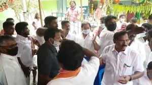 அதிமுக நிர்வாகிகளிடையே மோதல்... திகைத்து நின்ற அமைச்சர் மாஃபா பாண்டியராஜன்..! 
