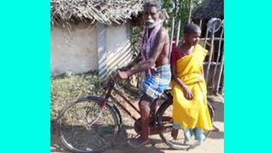 120 கிமீ.. கட்டிய வேட்டியுடன்.. சைக்கிளில் மனைவியை கூட்டி வந்தும்.. புற்றுநோய்க்கு பறிகொடுத்த துயரம்