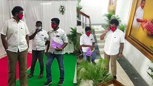 முதலமைச்சரை சந்திக்காமல் இங்கிருந்து நகரமாட்டேன்... 2 மணி நேரம் போராடி மனு அளித்த திமுக எம்.எல்.ஏ. 