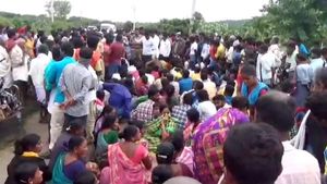 ஓசூரில் விவசாய தோட்டத்தில் யானை மிதித்து இருவர் பலி.. மக்கள் போராட்டம் 
