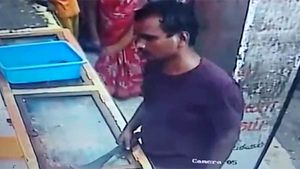 கடலூரில் மளிகை பொருட்களை கடன் கேட்டு.. வீச்சரிவாளுடன் மிரட்டும் நபர்.. சிசிடிவி காட்சிகள் 