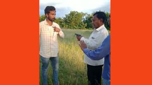  பேசிக்கொண்டே இருந்தார்.. திடீர்னு எடுத்து சுட போனதால்.. அலறி போன அதிகாரிகள்.. அதிர வைத்த அமைச்சர்!