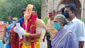 விநாயகர் சதுர்த்தி கொண்டாட அனுமதி கேட்டு கலெக்டர் ஆபிசுக்கு கையில் மனுவோடு வந்த கணேசன் 