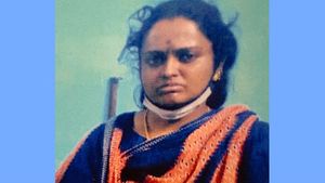 இந்த பெட்ரூமில் மனைவி.. பக்கத்து ரூமில் மகள்.. ஆளுக்கொரு காதலனுடன்.. அதிர்ந்த  கணவர்.. ஷாக் முடிவு