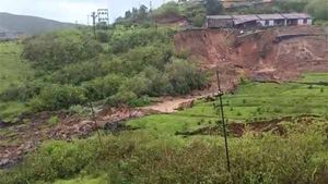 எங்கே இங்க இருந்த நிலத்தை காணோம்.. கேக்கை வெட்டி எடுப்பதை போல மாயம்.. நீலகிரி நிலச்சரிவு ஷாக் காட்சி