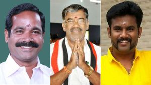 போஸ்டர்களில் அமைச்சர் மகன் படம்... புகார்களை தட்டிவிட்ட எதிர்தரப்பு... தடை போட்ட அதிமுக மேலிடம்..! 