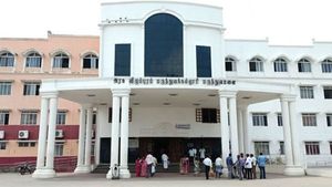 24மணி நேரத்தில் 9பேர் சாவு.. குவியும் நோயாளிகள், திணறும் புதுச்சேரி, நிரம்பி வழியும் ஆஸ்பத்திரிகள்! 