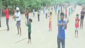 சிலம்பாட்டம்... ராமேஸ்வரத்தில் இலவச பயிற்சி... 70 வயதிலும் சாகசம் காட்டும் கணபதி!! 