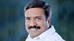புதுவை திமுக எம்.எல்.ஏ சிவா, முதல்வர் அலுவலக உதவியாளருக்கு கொரோனா- நாராயணசாமிக்கு மீண்டும் டெஸ்ட் 
