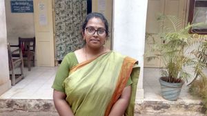 ஆதாரத்தை காட்டுங்க... மான நஷ்ட வழக்கு போடவா? பைலை தூக்கி வீசி அடித்த கோட்டாட்சியர் 