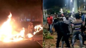 பெங்களூரு: எம்எல்ஏ சீனிவாசமூர்த்தி வீடு சூறை- வாகனங்கள் தீக்கிரை- துப்பாக்கிச் சூட்டில் 3 பேர் பலி