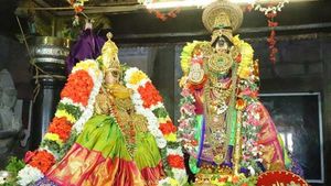 ஸ்ரீரங்கம் நம்பெருமாள் ரங்கநாயகி சேர்த்தி சேவை பாருங்க - கணவன் மனைவி ஊடல் நீங்கி கூடலாகும் 