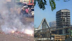 ஸ்டெர்லைட் ஆலைக்கு எதிரான தீர்ப்பு- பட்டாசு வெடித்து, இனிப்பு வழங்கி மக்கள் கொண்டாட்டம் 