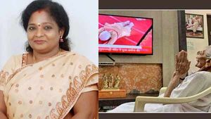 ஒவ்வொரு தாயின் தெய்வீக உணர்வு இது..  மோடி- அம்மா படத்தை வெளியிட்டு  தமிழிசை நெகிழ்ச்சி 