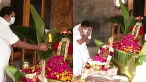 அப்பனே அப்பனே பிள்ளையார் அப்பனே... தோப்புக்கரணம் போட்டு கும்பிட்ட முதல்வர் பழனிச்சாமி 