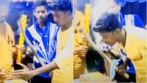 திருச்சி அருகே ஷாக்.. ரவுடிகளை போல் பட்டாக்கத்தியால் கேக் வெட்டிய இளைஞர்கள்.. நள்ளிரவில் பரபரப்பு 