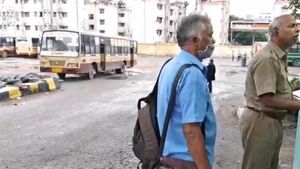 திருச்சியில் 50 சதவீத அரசு பஸ்கள் இயக்கம்... குறைவான பயணிகள்... தனியார் பஸ்கள் ஓடவில்லை!! 